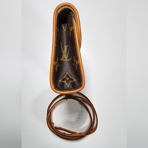 Louis Vuitton Florentine Belt bag (pm) Belt can fit up to 32" waist. Adjustable - Picture 3 of 15